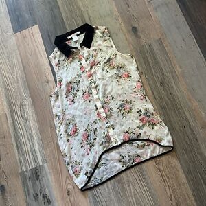 Ellison Floral Sleeveless Button Front Blouse Size: Medium (M)